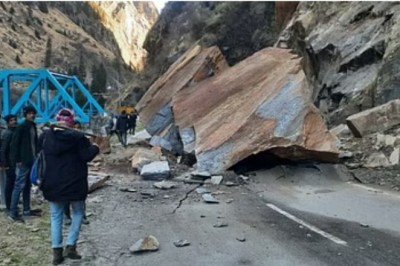 Uttarakhand: डबरानी में अचानक चट्टान भरभरा कर हाईवे पर गिरी, आवाजाही ठप