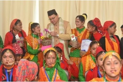 सीएम धामी ने बच्चों संग मनाया लोकपर्व फूलदेई, कहा- बाल पर्व के रूप में मनाया जाएगा अब हर साल