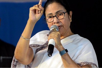 केंद्र सरकार के खिलाफ धरने पर बैठीं ममता बनर्जी, टीएमसी सांसद कर रहे समर्थन