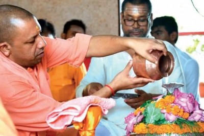 गोरखपुर दौरे पर सीएम योगी, गोरखनाथ मंदिर में रुद्राभिषेक कर बाबा की पूजा-अर्चना की