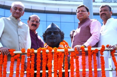 मुख्यमंत्री श्री पुष्कर सिंह धामी ने  हेमवती नंदन बहुगुणा की मूर्ति पर  किया माल्यार्पण