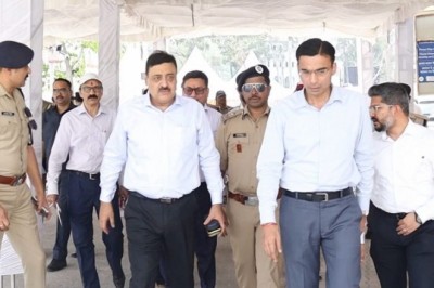 आयुक्त गढवाल मंडल ने ट्रांजिस्ट कैम्प आफलाईन रजिस्टेªशन व्यवस्थाओं का लिया जायजा