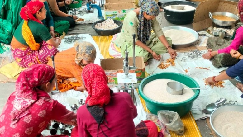 प्रसाद, सोवेनियर, स्थानीय उत्पाद के स्टॉल से लेकर होमस्टे का कारोबार