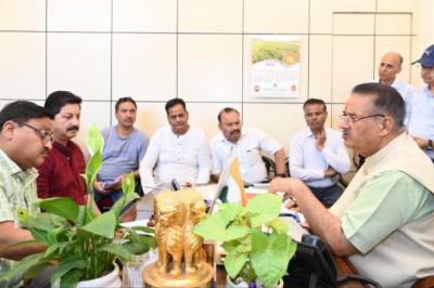 कैबिनेट मंत्री गणेश जोशी ने बुधवार को देहरादून स्थित अपने कार्यालय में सिंचाई विभाग के अधिकारियों के साथ की बैठक