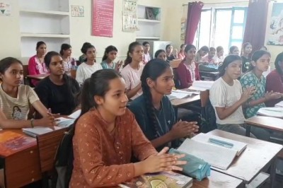 बेटी बचाओ बेटी पढ़ाओ अभियान के तहत पहाड़ की बेटियों को IIT और NEET की फ्री कोचिंग की शुरुआत,डीएम की सराहनीय पहल