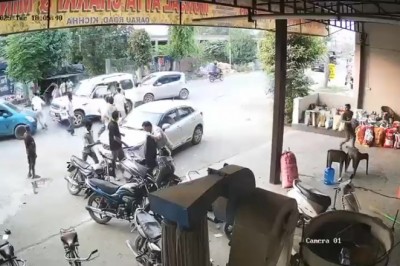 बेखौफ बदमाशों ने दिनदहाड़े स्कॉर्पियो कार को जबरन रोक कर लाठी डंडों से प्रहार कर उसे क्षतिग्रस्त कर दिया