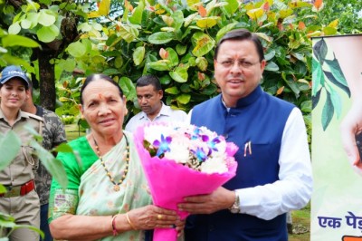 मुख्यमंत्री ने  एक पेड़ मां के नाम अभियान के अन्तर्गत अपनी माताजी के साथ किया पौधारोपण