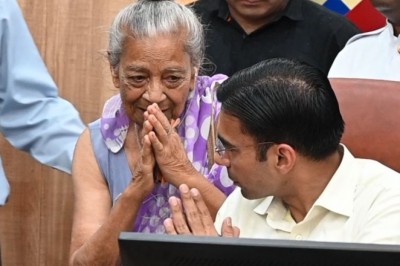 तहसील, थाना, अवर न्यायालय से थकहार बुजुर्ग दम्पति पंहुचे डीएम न्यायालय; पहली सुनवाई में ही निर्णय