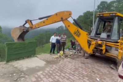 महिलाओं ने अतिक्रमण हटाने आई टीम का जमकर किया विरोध