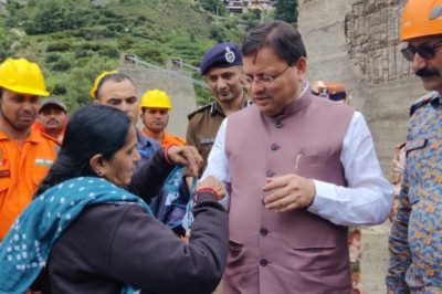 राखी, राहत और रिश्ता – आपदा के बीच मानवीय संवेदनाओं का मार्मिक दृश्य