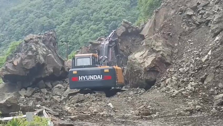 गंगोत्री राजमार्ग पर भारी भूस्खलन आवाजाही ठप्प.