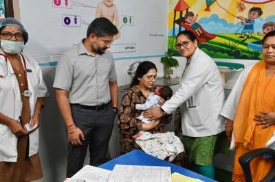 मुख्य विकास अधिकारी, अभिनव  शाह  ने जिला चिकित्सालय में बनाए गए राज्य के पहले सरकारी आधुनिक टीकाकरण केंद्र में अपने डेढ़ माह बेटे का टीकाकरण कराया
