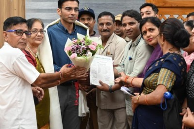 उत्कृष्ट कार्यशैली और असाधारण निर्णयों के लिए डीएम सविन बंसल को उत्तराखंड भूकानून अभियान के सदस्यों ने किया सम्मानित