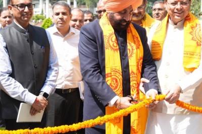 राज्यपाल लेफ्टिनेंट जनरल गुरमीत सिंह (से नि) और मुख्यमंत्री श्री पुष्कर सिंह धामी ने सोमवार को राजभवन परिसर में ‘‘भगीरथ उद्यान’’ का किया उद्घाटन