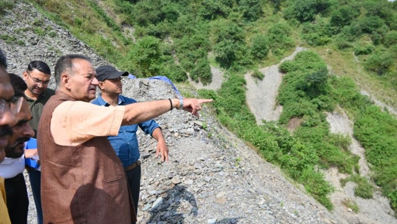 कैबिनेट मंत्री गणेश जोशी ने प्रभावित क्षेत्र भीतरली गांव का दौरा कर अतिवृष्टि से क्षतिग्रस्त सड़क का किया स्थलीय निरीक्षण