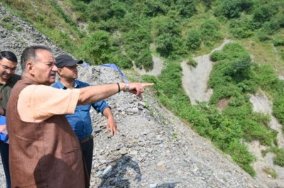 कैबिनेट मंत्री गणेश जोशी ने प्रभावित क्षेत्र भीतरली गांव का दौरा कर अतिवृष्टि से क्षतिग्रस्त सड़क का किया स्थलीय निरीक्षण