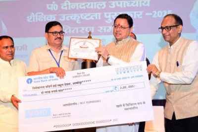 मुख्यमंत्री पुष्कर सिंह धामी ने बोर्ड परीक्षा के मेधावियों को किया पुरस्कृत