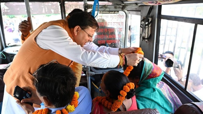 मुख्यमंत्री पुष्कर सिंह धामी ने श्रद्धालुओं के दल को गंगोत्री धाम के लिए किया रवाना