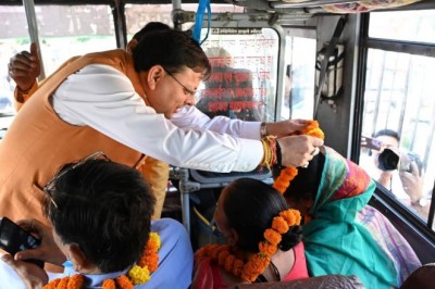 मुख्यमंत्री पुष्कर सिंह धामी ने श्रद्धालुओं के दल को गंगोत्री धाम के लिए किया रवाना