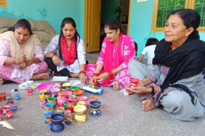 समूह की महिलाओं के हाथों बनी मोमबत्तियों से रोशन होगी दिवाली