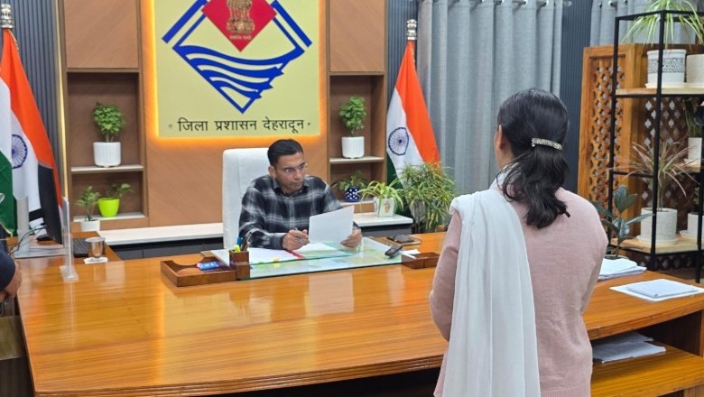 पति शराब पीकर करता है पत्नी और बेटी से हिंसा; पत्नी ने डीएम से लगाई गुहार