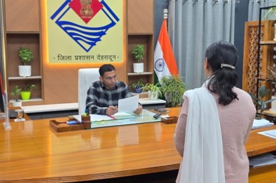 पति शराब पीकर करता है पत्नी और बेटी से हिंसा; पत्नी ने डीएम से लगाई गुहार