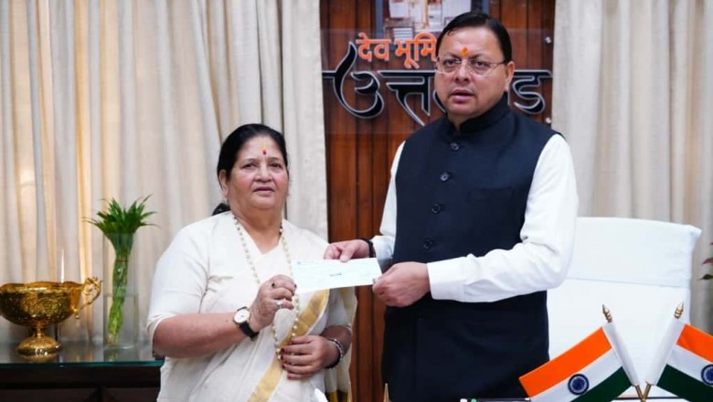 मुख्यमंत्री राहत कोष के लिए पर्वतारोही बछेंद्री पाल ने प्रदान किया 10 लाख का चेक