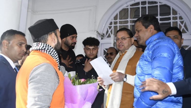 मुख्यमंत्री श्री पुष्कर सिंह धामी ने गुरुवार को अपने नैनीताल प्रवास के दौरान प्रशासनिक अकादमी नैनीताल में जिले के विभिन्न  क्षेत्रों से आई जनता से मुलाकात की व उनकी समस्याएं सुनी।