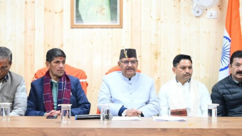 अल्मोड़ा में केंद्रीय बजट 2026-27 के संबंध में आयोजित प्रेस वार्ता को संबोधित करते कृषि मंत्री गणेश जोशी