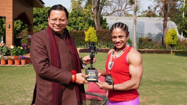 मुख्यमंत्री धामी ने बॉडी  बिल्डर प्रतिभा थपलियाल को किया सम्मानित