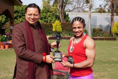 मुख्यमंत्री धामी ने बॉडी  बिल्डर प्रतिभा थपलियाल को किया सम्मानित