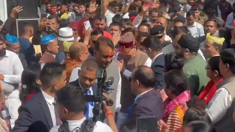 भाजपा मुख्यालय मे बरसा अबीर गुलाल, कार्यकर्ताओ ने सीएम संग मनायी होली