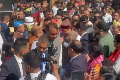 भाजपा मुख्यालय मे बरसा अबीर गुलाल, कार्यकर्ताओ ने सीएम संग मनायी होली