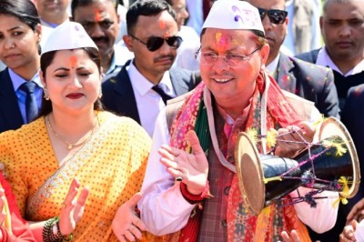 लोक गीतों की धुनों के बीच सीएम आवास में निखरे होली के रंग