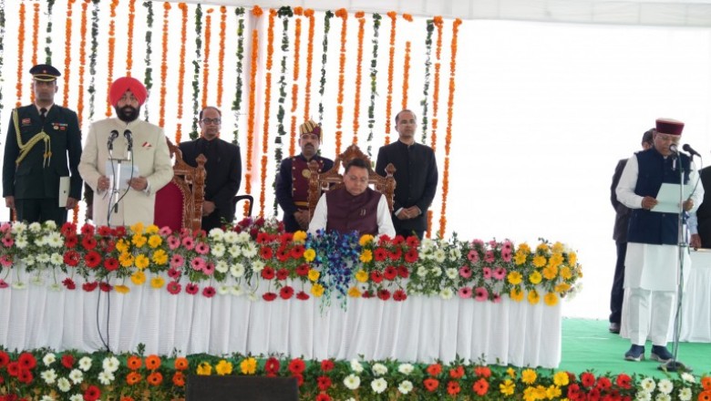 राज्यपाल ने विधायक श्री खजान दास, श्री मदन कौशिक, श्री भरत सिंह चौधरी, श्री प्रदीप बत्रा एवं श्री राम सिंह कैड़ा को मंत्री पद की शपथ दिलाई