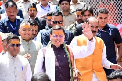 डोल आश्रम में आगमन पर मुख्यमंत्री द्वारा आश्रम परिसर में स्थापित श्रीयंत्र एवं यहां संचालित आध्यात्मिक गतिविधियों का अवलोकन किया