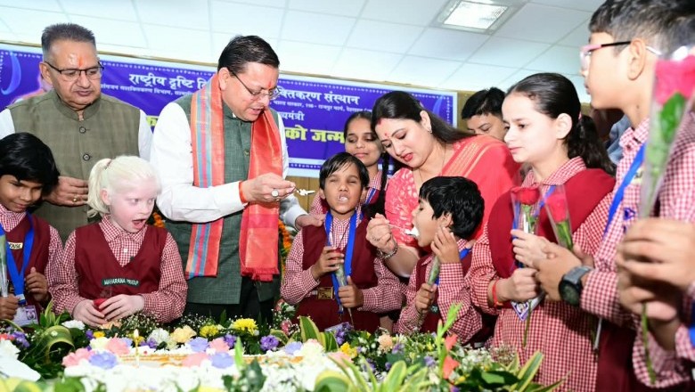 दिव्यांग बच्चों के बीच अपना जन्म दिवस मनाने पहुंचे मुख्यमंत्री श्री पुष्कर सिंह धामी