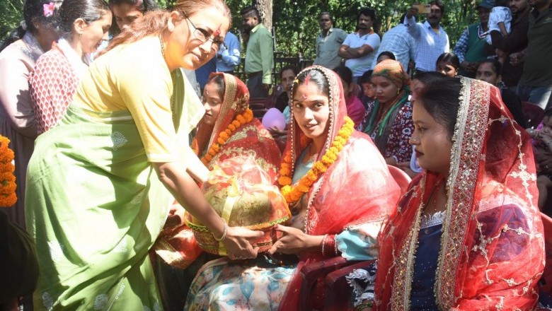 नरेन्द्रनगर के ओणी गांव में आयोजित हुआ ‘आंगन का मिलन’ कार्यक्रम, मंत्री रेखा आर्या ने किशोरियों, माताओं और नन्हे-मुन्ने बच्चों से किया संवाद,