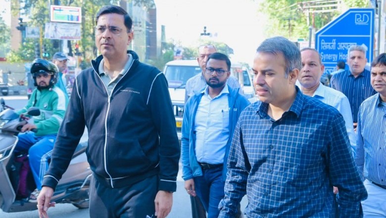 मुख्यमंत्री के निर्देशों पर सड़क सुधार कार्यों की पड़ताल करने तड़के मैदान में उतरे सचिव लोक निर्माण विभाग पंकज कुमार पांडेय