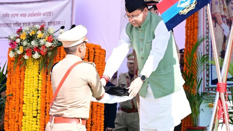 मुख्यमंत्री ने पुलिस स्मृति दिवस पर शहीद जवानों को दी श्रद्धांजलि, परिजनों को किया सम्मानित